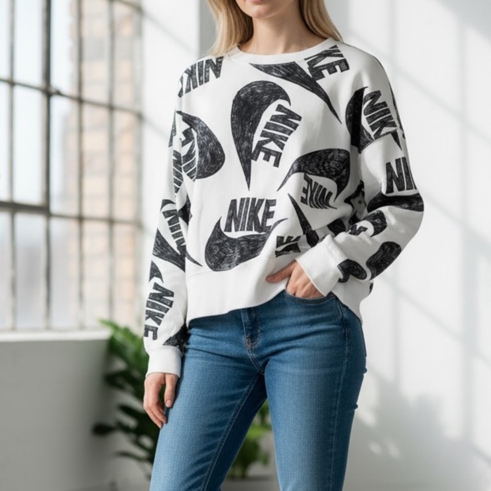 Nike Women’s 3X Black and White Swoosh Logo Doodle Art Oversized Sweatshirt B11